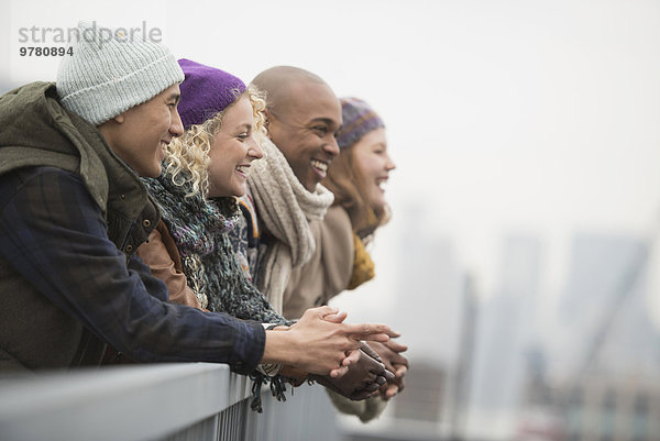 stehend Freundschaft lachen Brücke