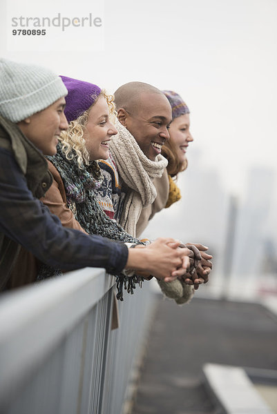 stehend Freundschaft lachen Brücke