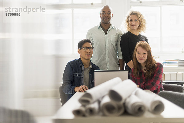 Mensch Büro Menschen Menschengruppe Menschengruppen Gruppe Gruppen Business