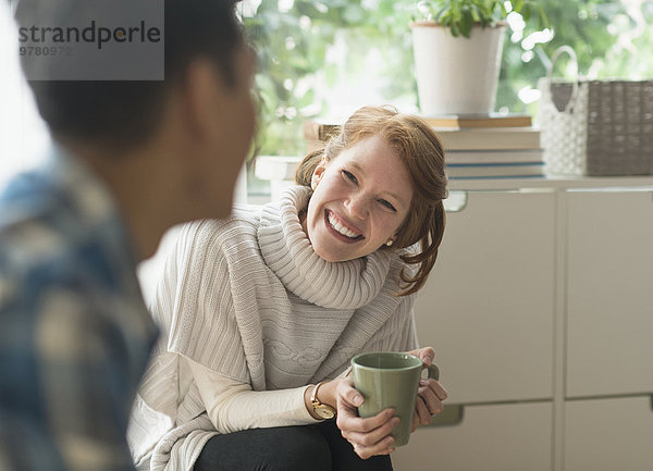 junge Frau junge Frauen lächeln Freund