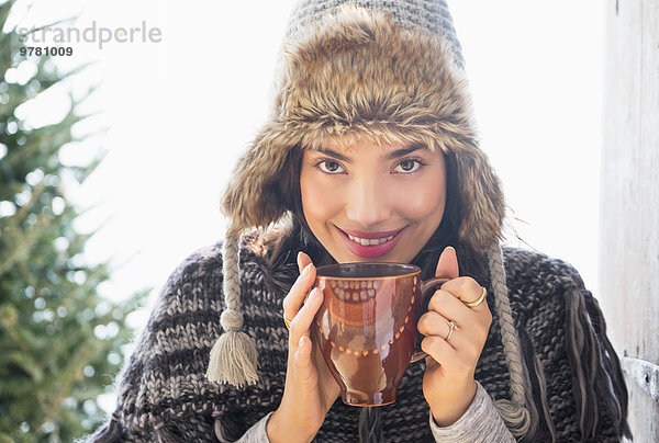 junge Frau junge Frauen Portrait Winter Hut Kleidung