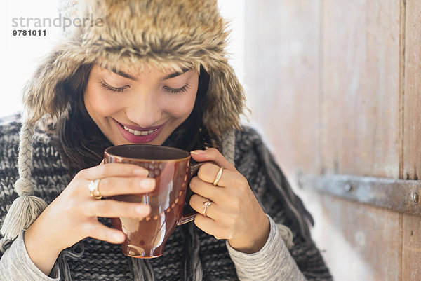 junge Frau junge Frauen Portrait Becher lächeln trinken