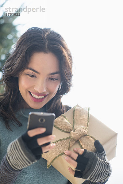 Geschenk junge Frau junge Frauen lächeln halten Text Kurznachricht