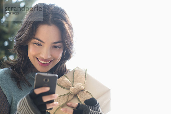 Geschenk junge Frau junge Frauen lächeln halten Text Kurznachricht