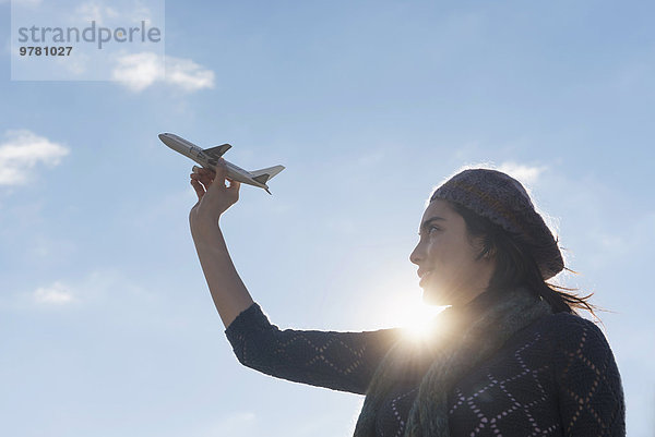 Flugzeug junge Frau junge Frauen Modell halten Ansicht Seitenansicht