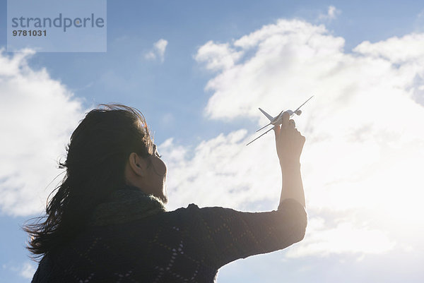 Flugzeug junge Frau junge Frauen Wolke Himmel Modell halten