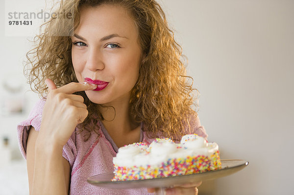 junge Frau junge Frauen Geburtstag Kuchen Verkostung