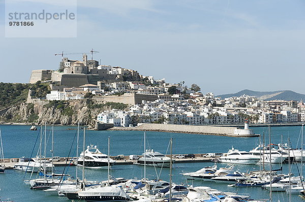 Europa Palast Schloß Schlösser Boot Ansicht Altstadt Balearen Balearische Inseln Dalt Vila Ibiza Spanien