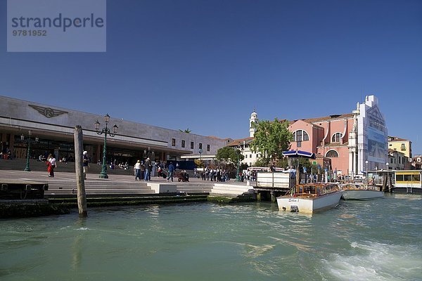 Europa Tag Sommer Zug Sonnenlicht Luciafest UNESCO-Welterbe Venedig Venetien Italien Haltestelle Haltepunkt Station