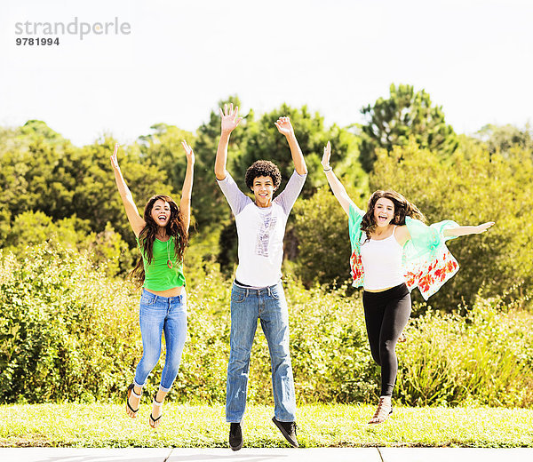 Portrait Freundschaft springen