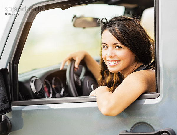 junge Frau junge Frauen Portrait Reise Fernverkehrsstraße