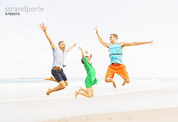 Mensch Menschen Strand springen jung