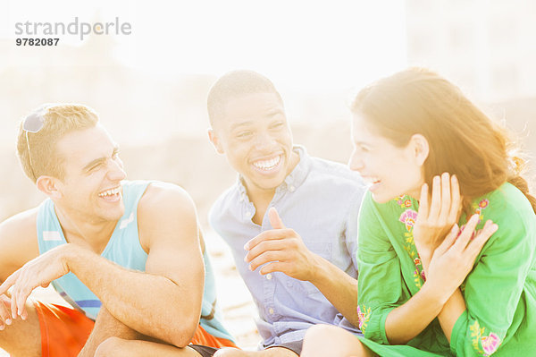 Außenaufnahme sprechen Mensch lachen Menschen jung freie Natur