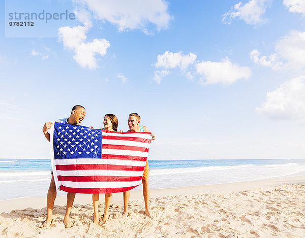 Mensch Menschen Strand halten Fahne amerikanisch jung