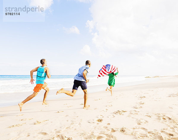 Mensch Menschen Strand rennen Fahne amerikanisch jung
