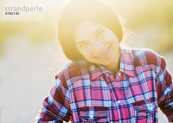 junge Frau junge Frauen Portrait lächeln Sonnenlicht