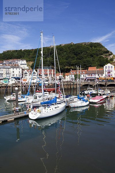 Europa Palast Schloß Schlösser Großbritannien Hügel Yorkshire and the Humber England North Yorkshire Scarborough