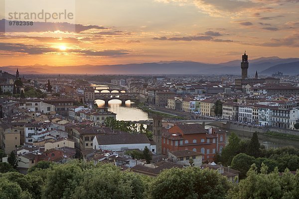 Europa Sonnenuntergang über Ansicht Platz UNESCO-Welterbe David von Michelangelo Palast Schloß Schlösser Florenz Italien Toskana