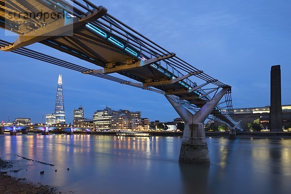 Blick über die Themse mit der Millennium Bridge und Tate Modern und The Shard  London  England  Großbritannien  Europa