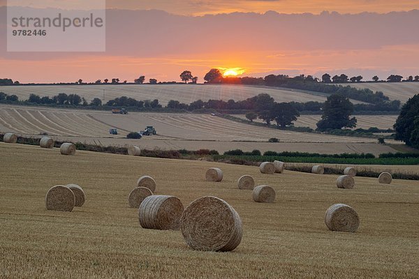 Europa Sonnenuntergang Großbritannien ernten Heu Bündel Cotswolds England Oxfordshire rund