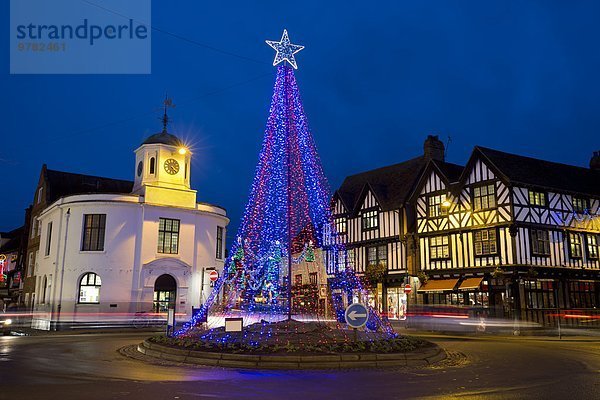 Europa Großbritannien Schneemann Weihnachtsdekoration England Marktkreuz Warwickshire