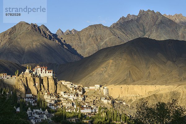Berg Abend Stadt Rückansicht Himalaya Asien Indien Ladakh Kloster Sonne