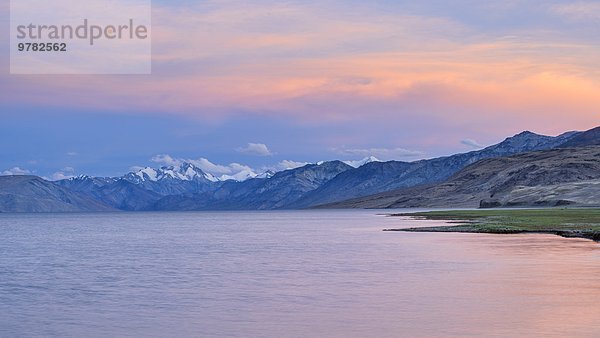 Farbaufnahme Farbe Berg über See Asien Abenddämmerung Indien Ladakh Pastell