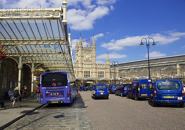 Außenaufnahme Europa Großbritannien Omnibus Taxi Bristol England Haltestelle Haltepunkt Station Zug