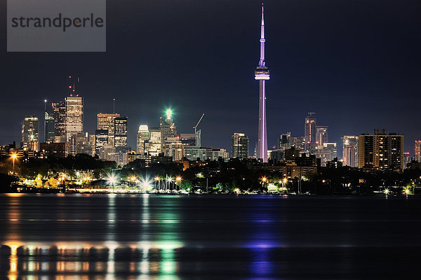 Skyline Skylines beleuchtet Ufer Spiegelung See Ontario