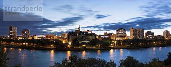 Panorama Großstadt Fluss Ansicht Abenddämmerung