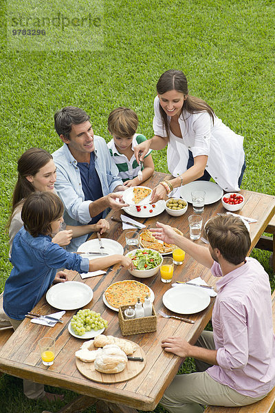 Familie und Freunde beim Picknick im Urlaub