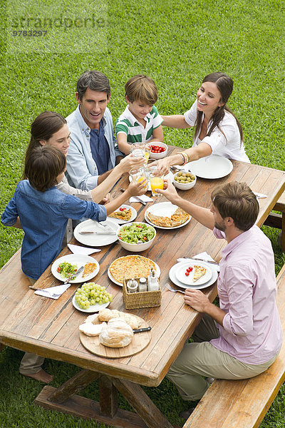 Familie und Freunde treffen sich zum Picknick