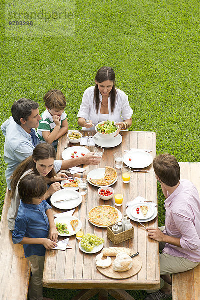 Familie und Freunde treffen sich zum Wochenendpicknick