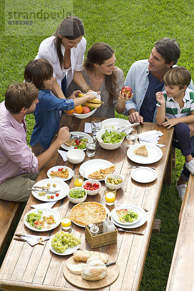 Familie und Freunde treffen sich zum Wochenendpicknick