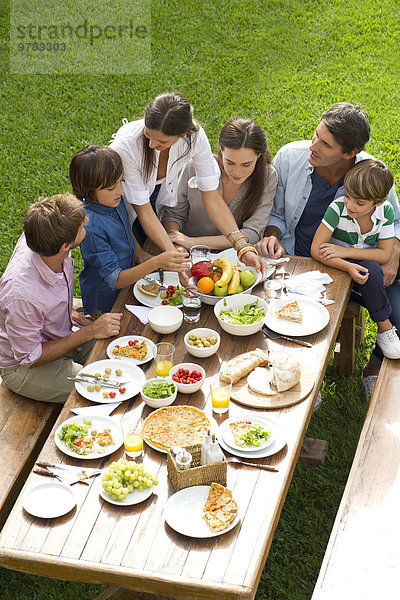 Familie und Freunde versammeln sich zum Urlaubspicknick