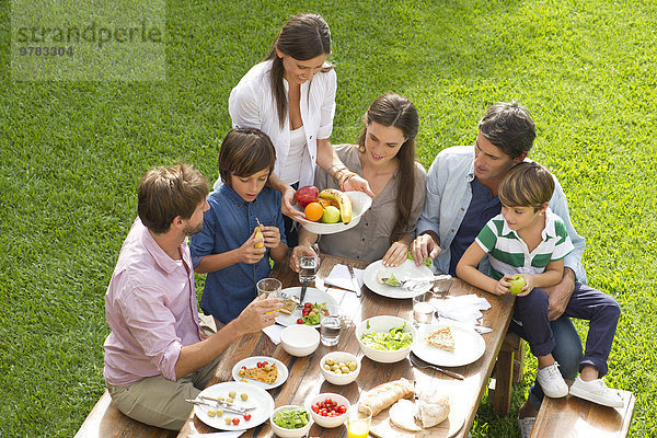 Familie und Freunde treffen sich zum Picknick