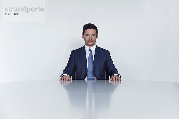 Geschäftsmann am Tisch sitzend  Portrait