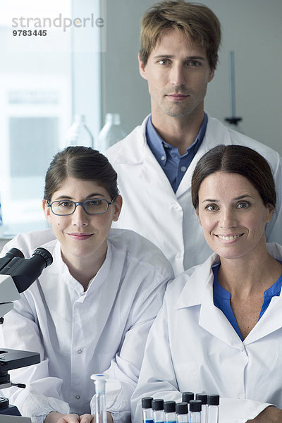Wissenschaftlerteam im Labor  Portrait