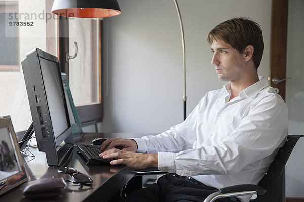 Mann mit Desktop-Computer