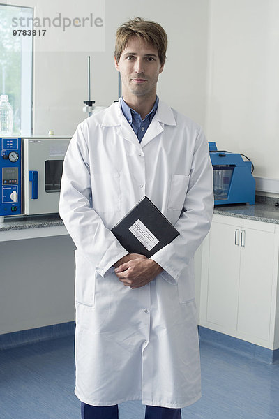 Wissenschaftler im Labor stehend  Portrait