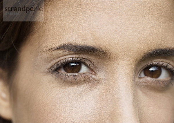 Frau mit braunen Augen  extreme Nahaufnahme