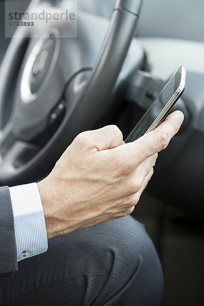 Mobiltelefone können während der Fahrt zu gefährlichen Ablenkungen führen.