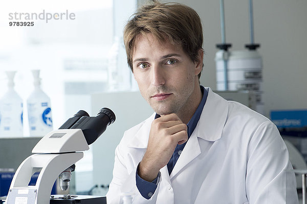 Wissenschaftler im Labor  Portrait