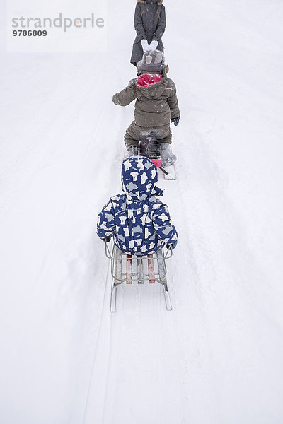 Straße Schnee Schlitten spielen