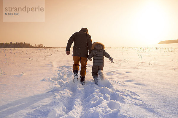 gehen Menschlicher Vater Sohn Schnee Feld