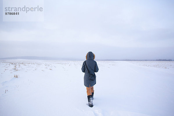 Europäer Frau gehen Schnee Feld