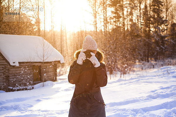 Europäer Frau fotografieren Schnee