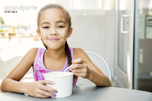 Eis Cafe mischen Außenaufnahme essen essend isst Mädchen Sahne Mixed