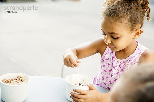 Eis Cafe mischen Außenaufnahme essen essend isst Mädchen Sahne Mixed