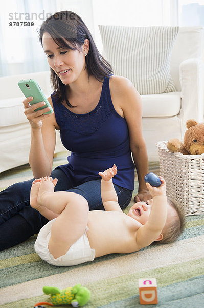 Handy benutzen Boden Fußboden Fußböden mischen Mutter - Mensch Baby Mixed